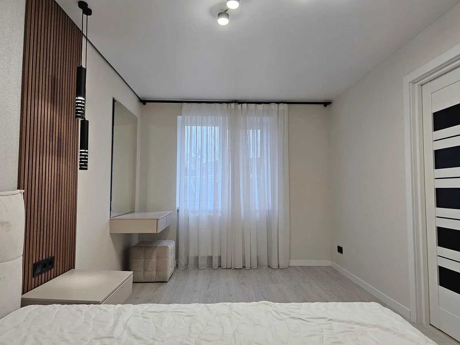 Двокімнатна з кухнею-студією біля стометрівки