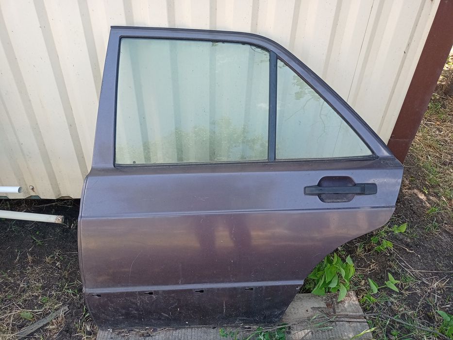 Дверь на Мерседес 190 w201