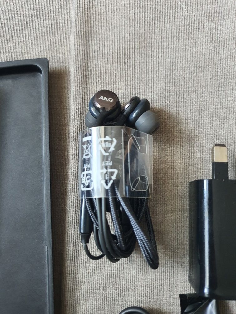 Комплект до samsung galaxy note 8. Навушники AKG.