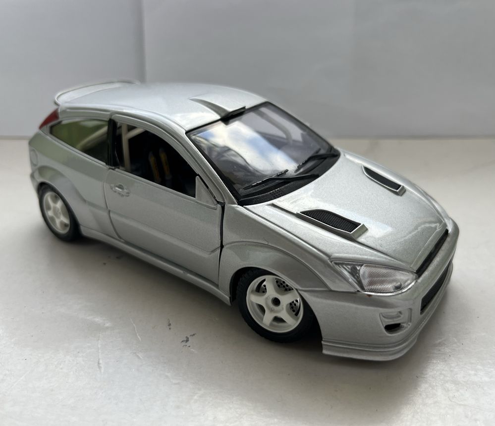 Model samochodu w skali 1:24 Ford Focus Mk1 Bburago Burago