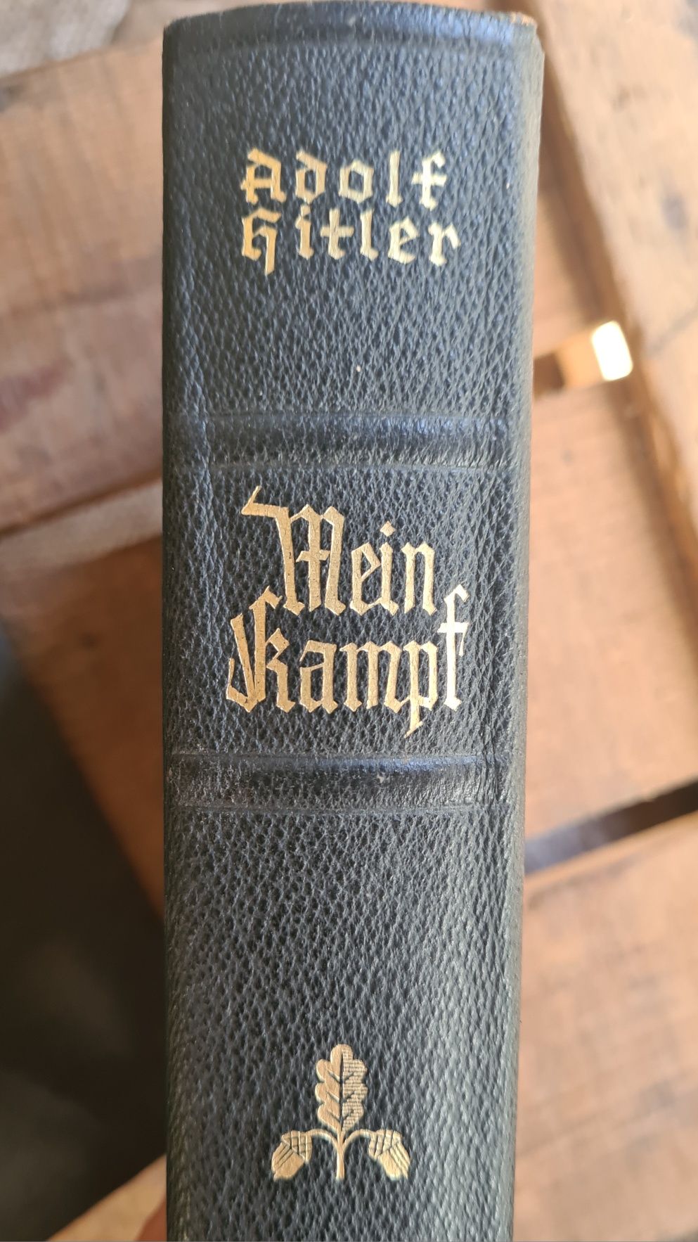 Livro  "Mein Kampf"de Adolf Hitler.