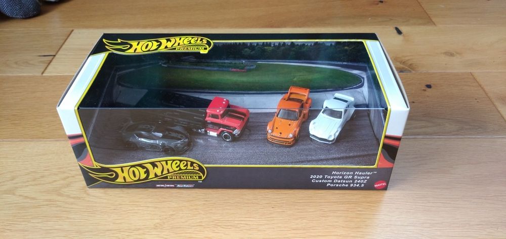 Hot Wheels Track Day diorama Premium Car Culture