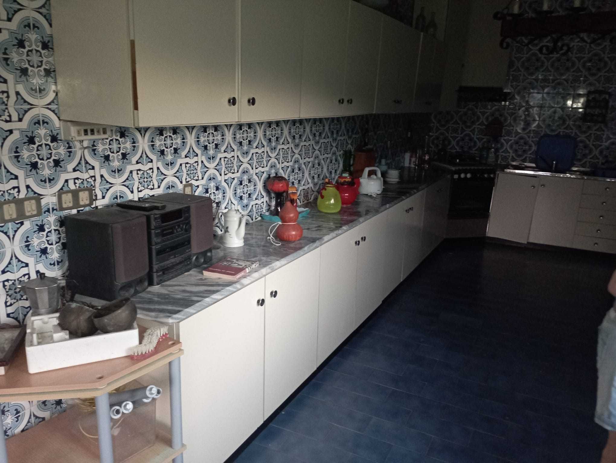 Armarios de cozinha  brancos, bom estado de conservação