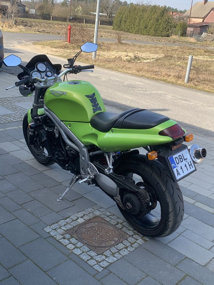 Triumph Speed Triple 955i model T509 z roku 1998 na białych tablicach