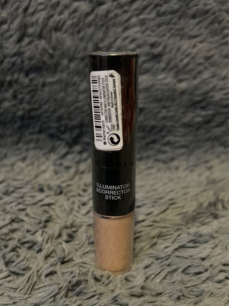 Douglas rozświetlacz w płynie i korektor Illuminator & Corrector Stick