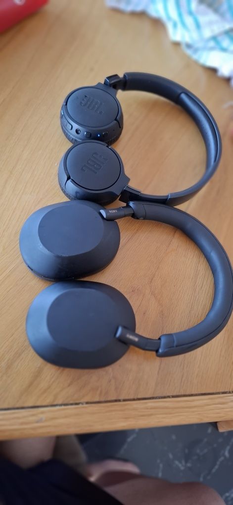 Vendo 2 fones um jbl e outro sony mx5