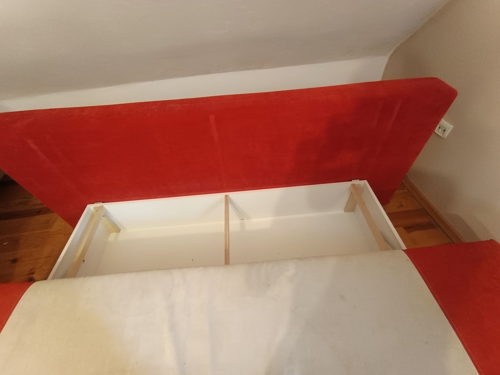 Rozkładana sofa kanapa z funkcją spania, pojemnikiem i poduszkami