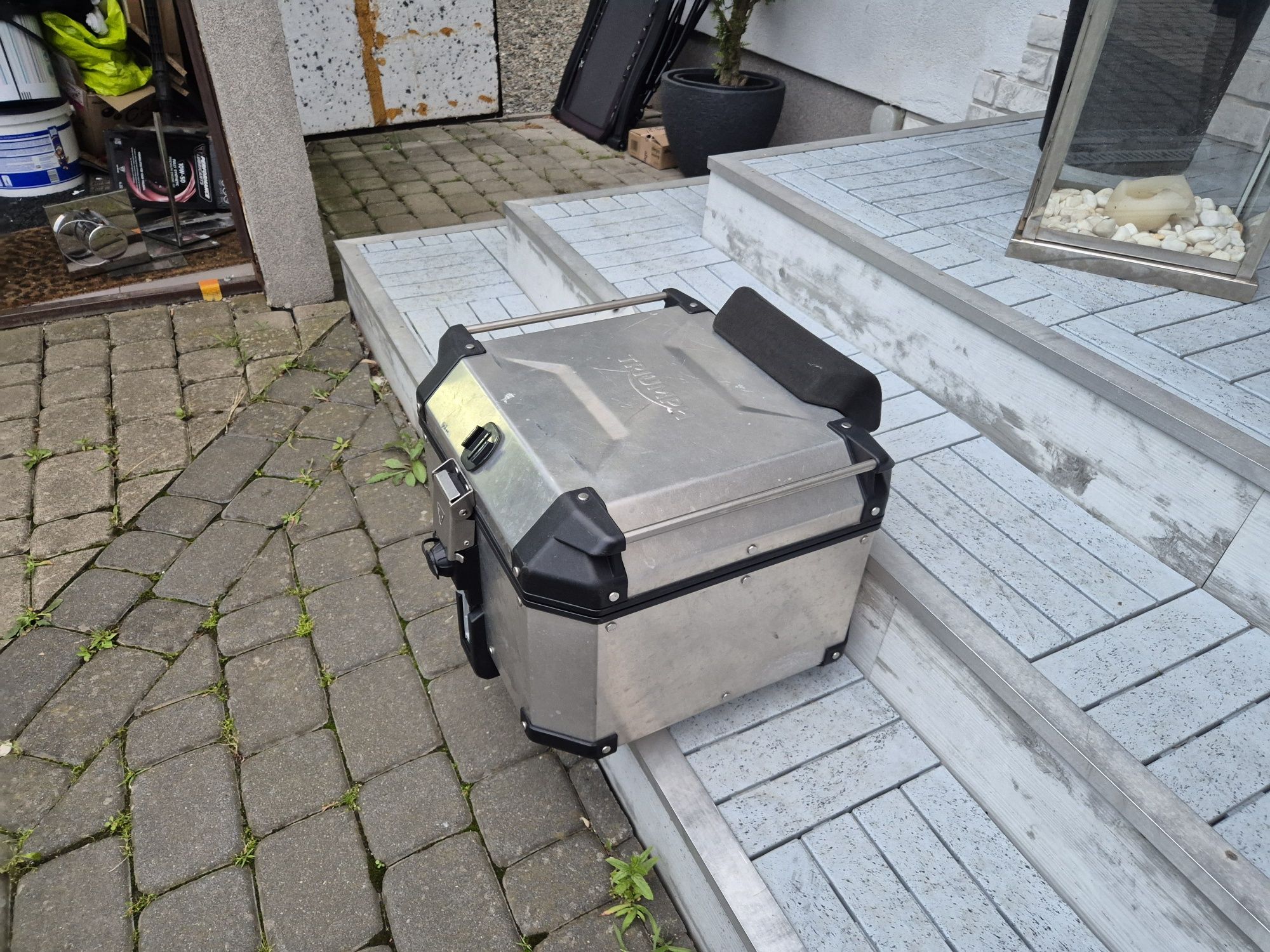 Kufer centralny z płytą Triumph 1200 23r. top case