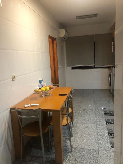 Mesa de cozinha em bom estado