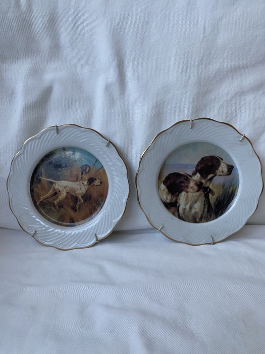 Dois pratos de cães de caça com 18 cms