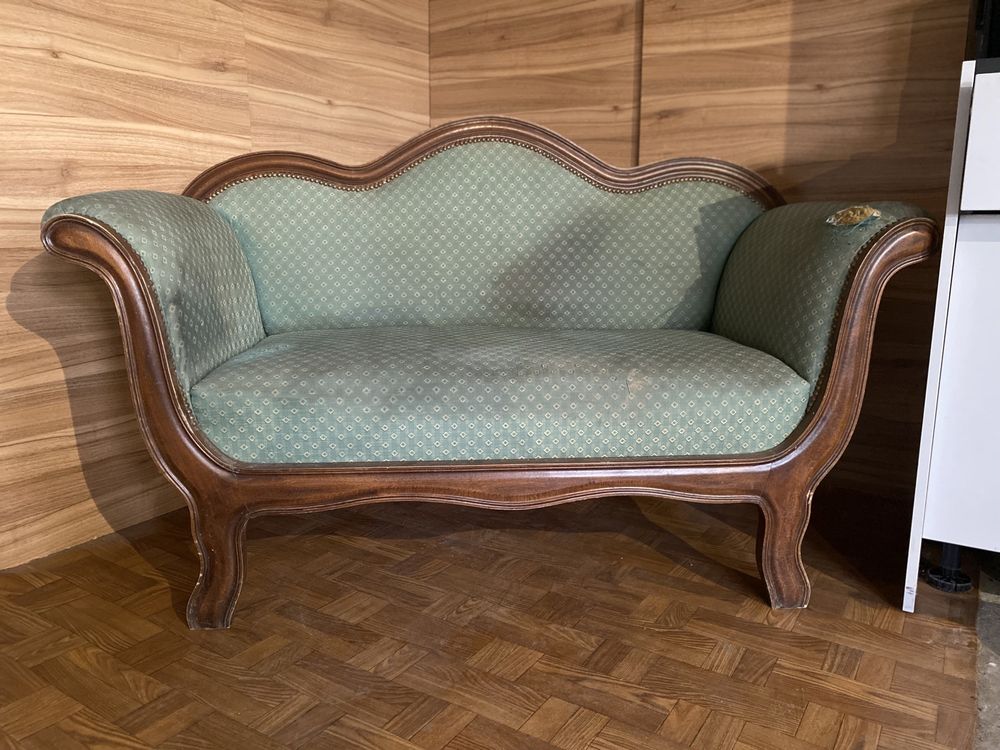 Zabytkowa sofa ludwikowska