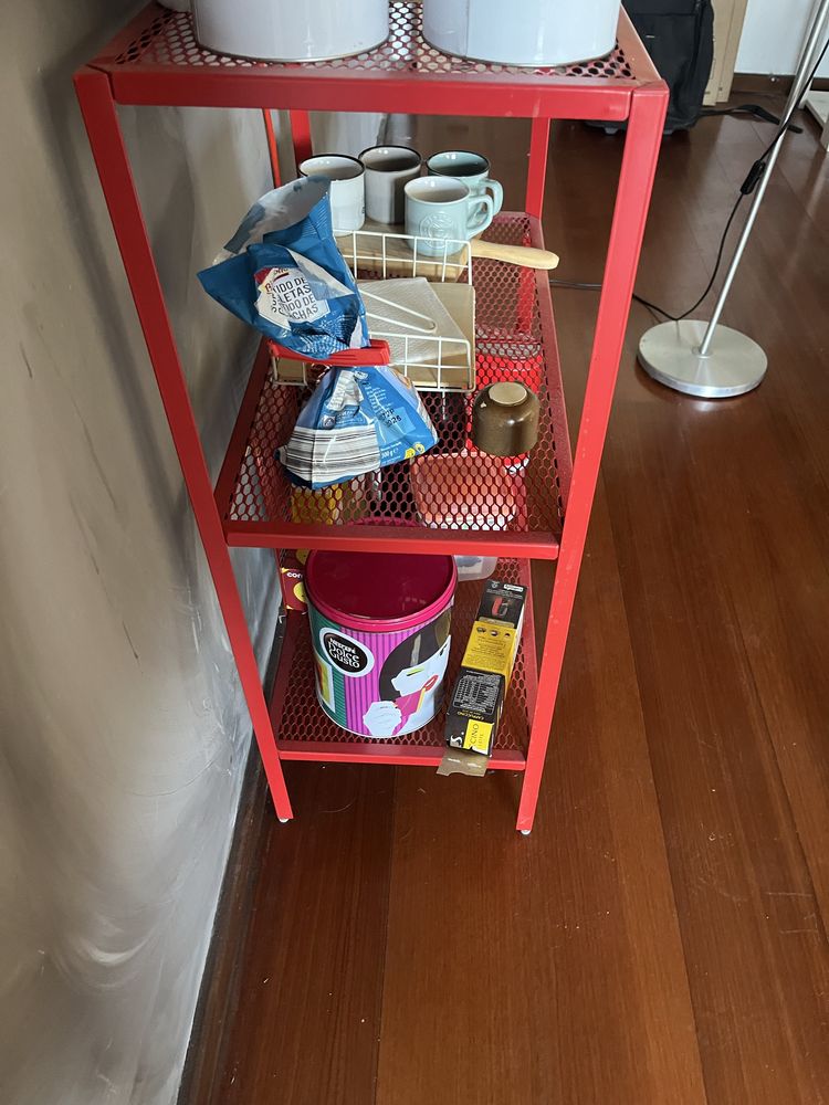 estante vermelha