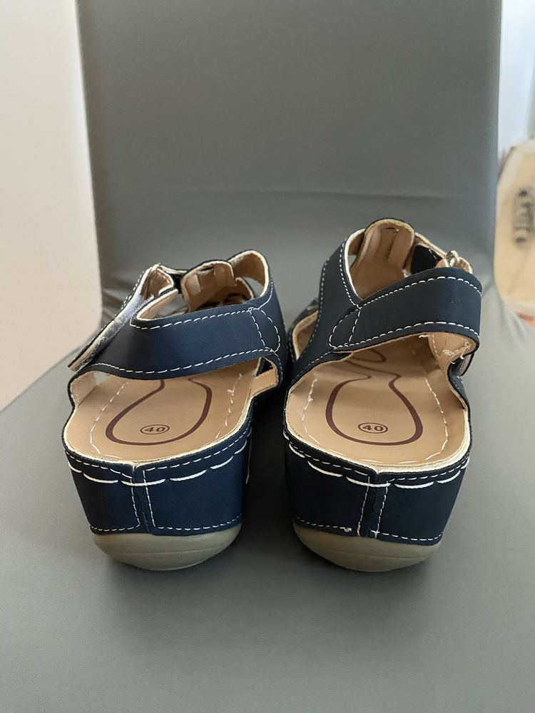 Sandalias azuis leves