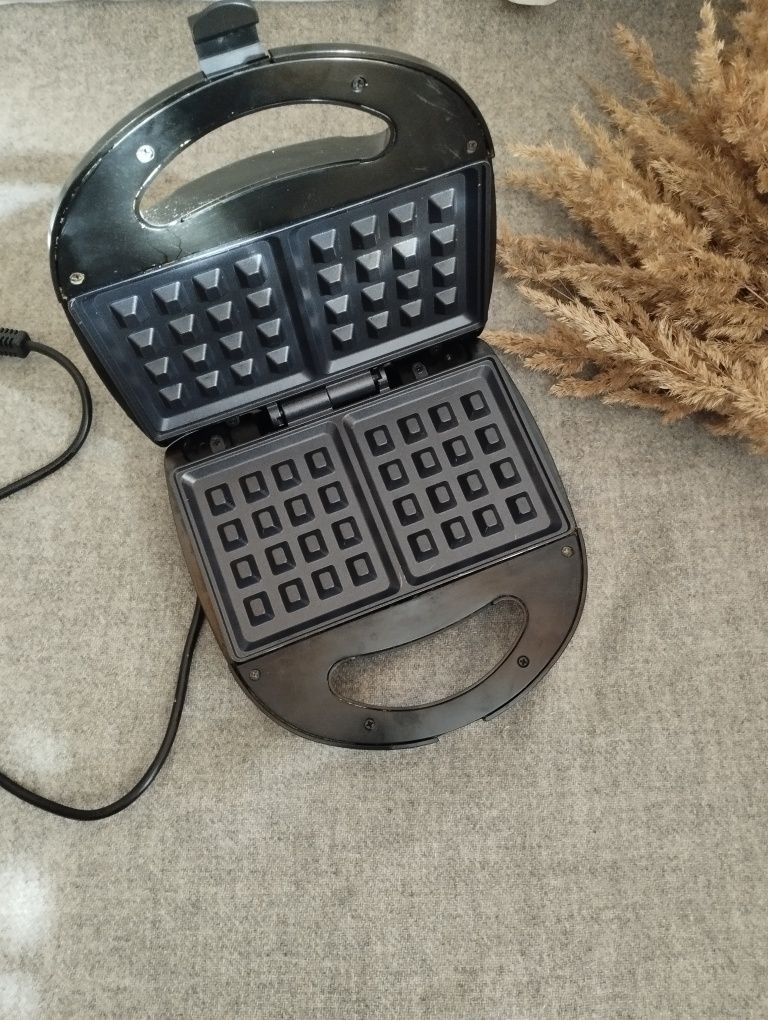 Czarno srebrna gofrownica Łucznik SW 8801