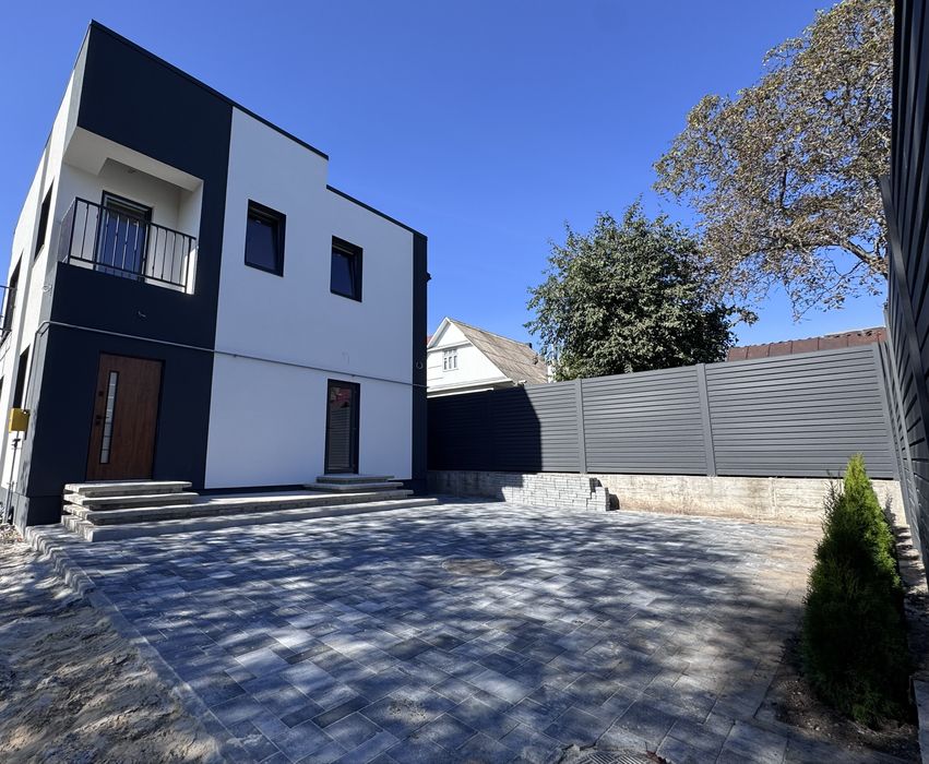 Новий котедж (двоян) в центрі міста