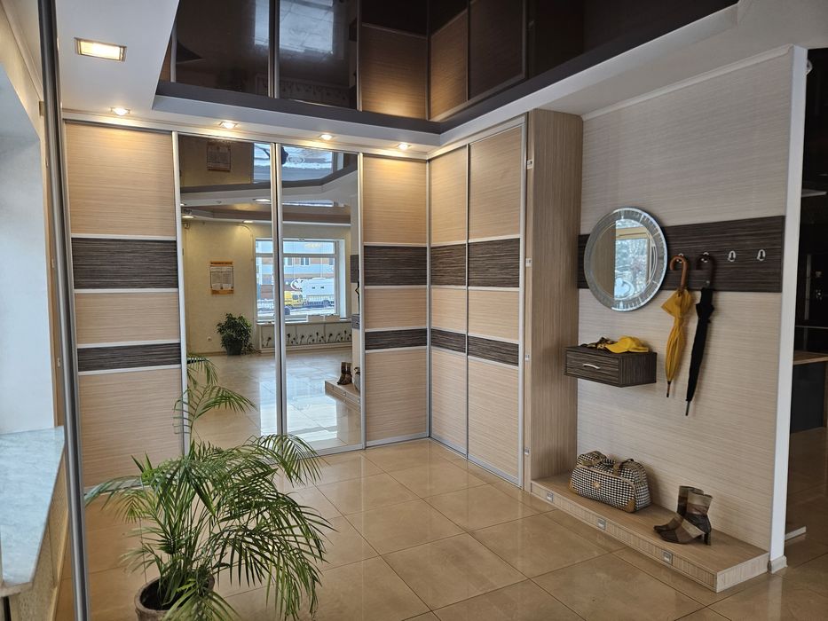 Шафа кутова з виставки