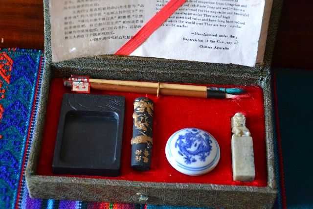 Caixa com material de caligrafia chinesa.