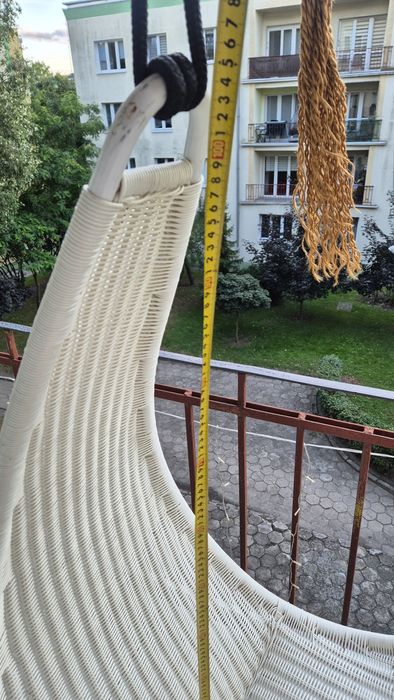 Huśtawka biała rattanowa