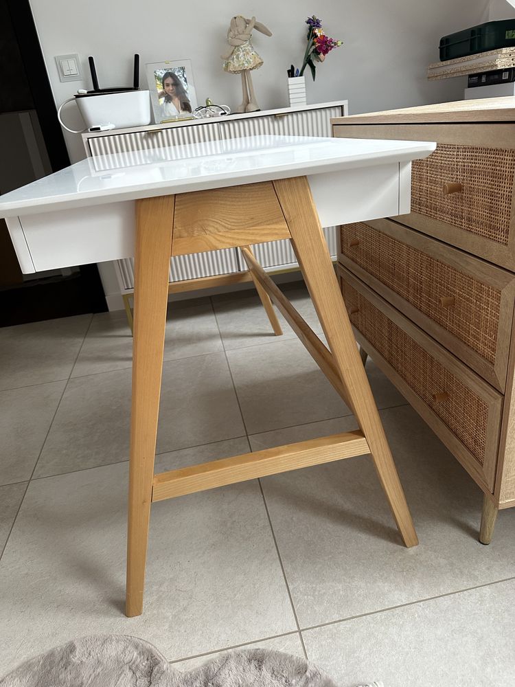 Stół Dyanaz MDF lakierowanego i nogami z litego drewna 120x60 cm