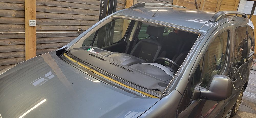 GWARANCJA>Mobilna wymiana szyb samochodowych i maszyn. Konkurencyjne c