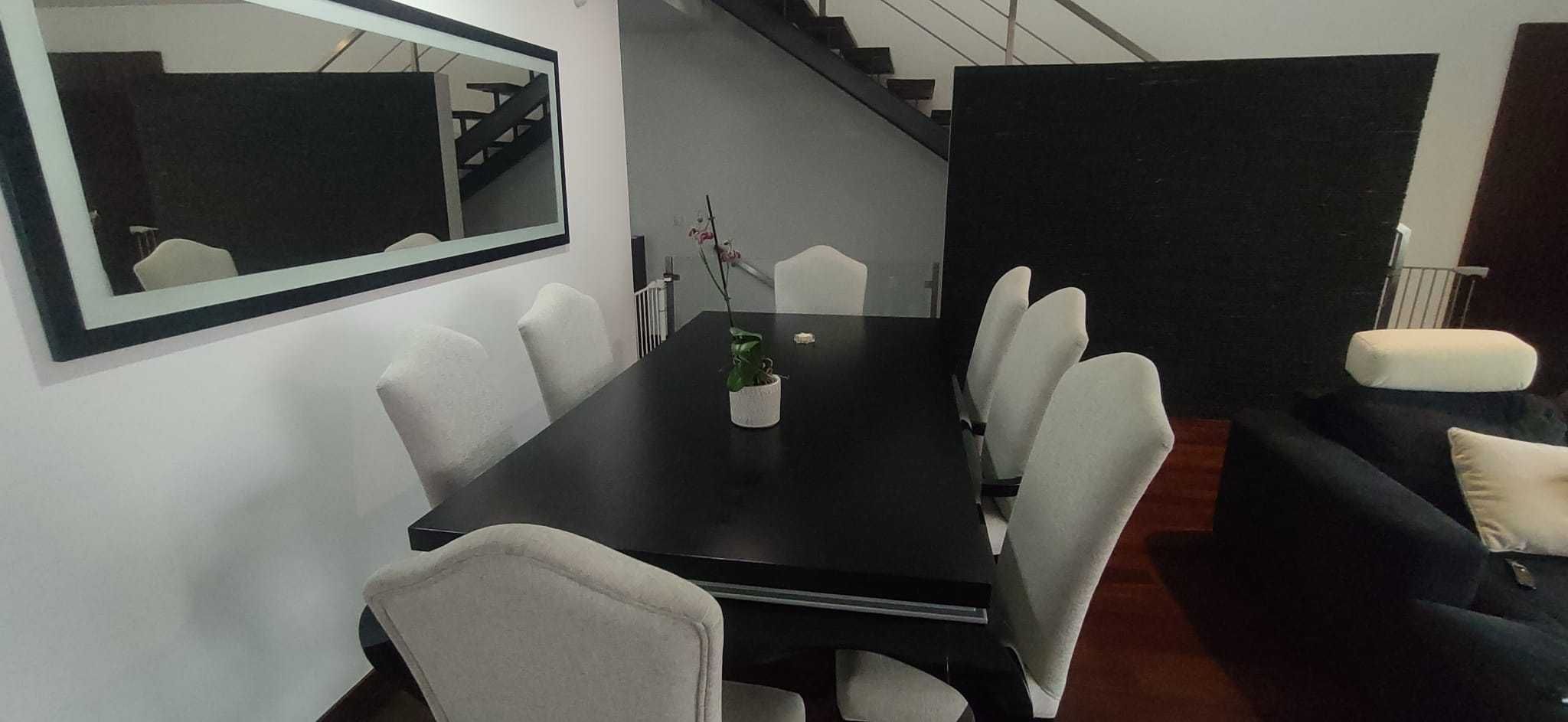 Mesa de jantar - Sala - com 7 cadeiras em excelentes condições