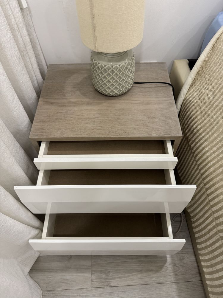 Mesa de cabeceira com 2 gavetas lacadas