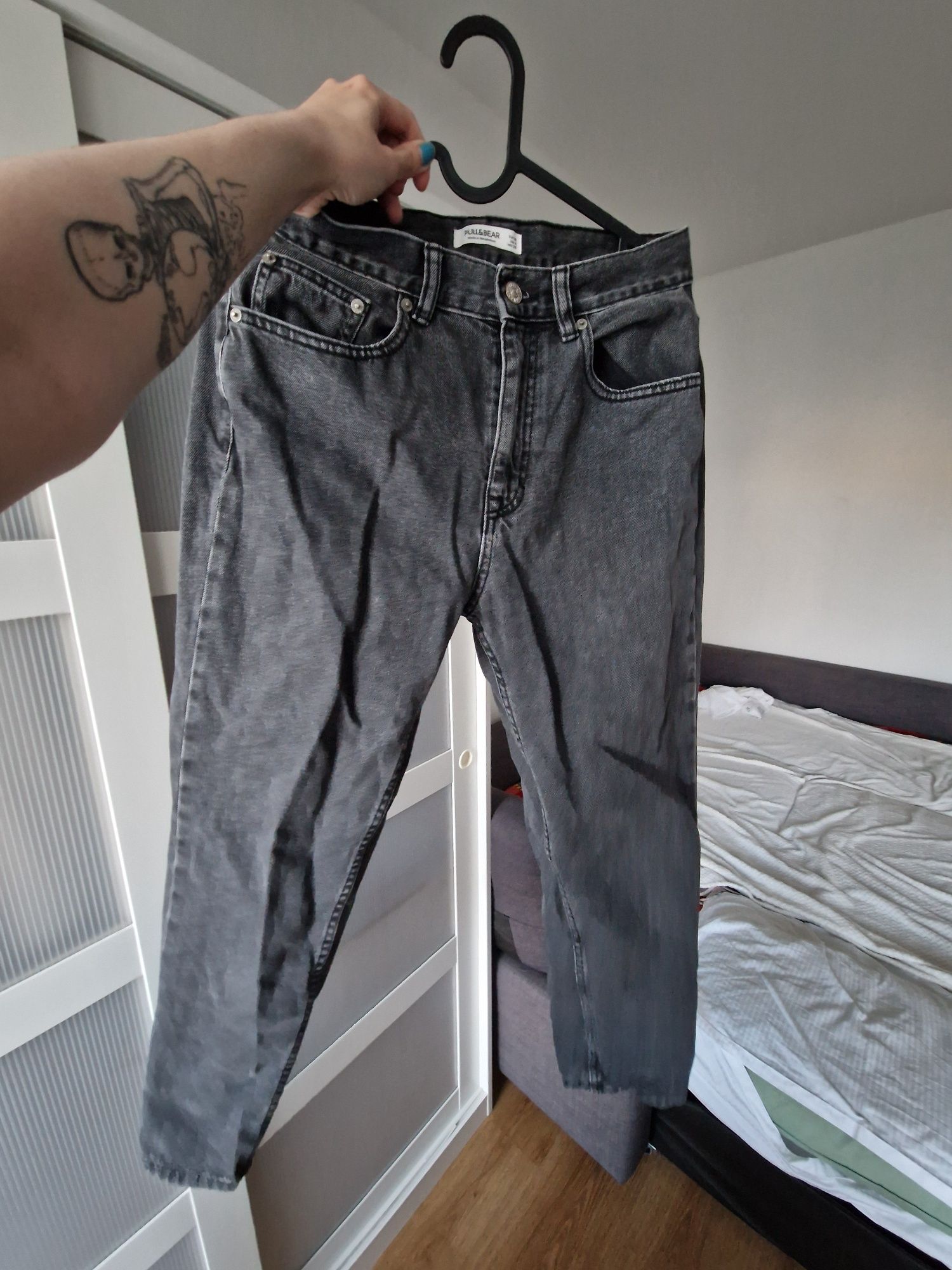 Mom jeans, czarne, sprany kolor, wysoki stan, pull&bear, luźne jeansy,