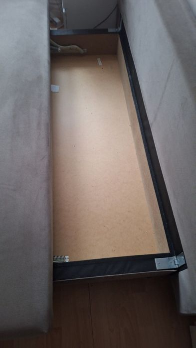 Sofa używaną w bardzo dobrym stanie.Tapicerka w odcieniu ciemnego beżu