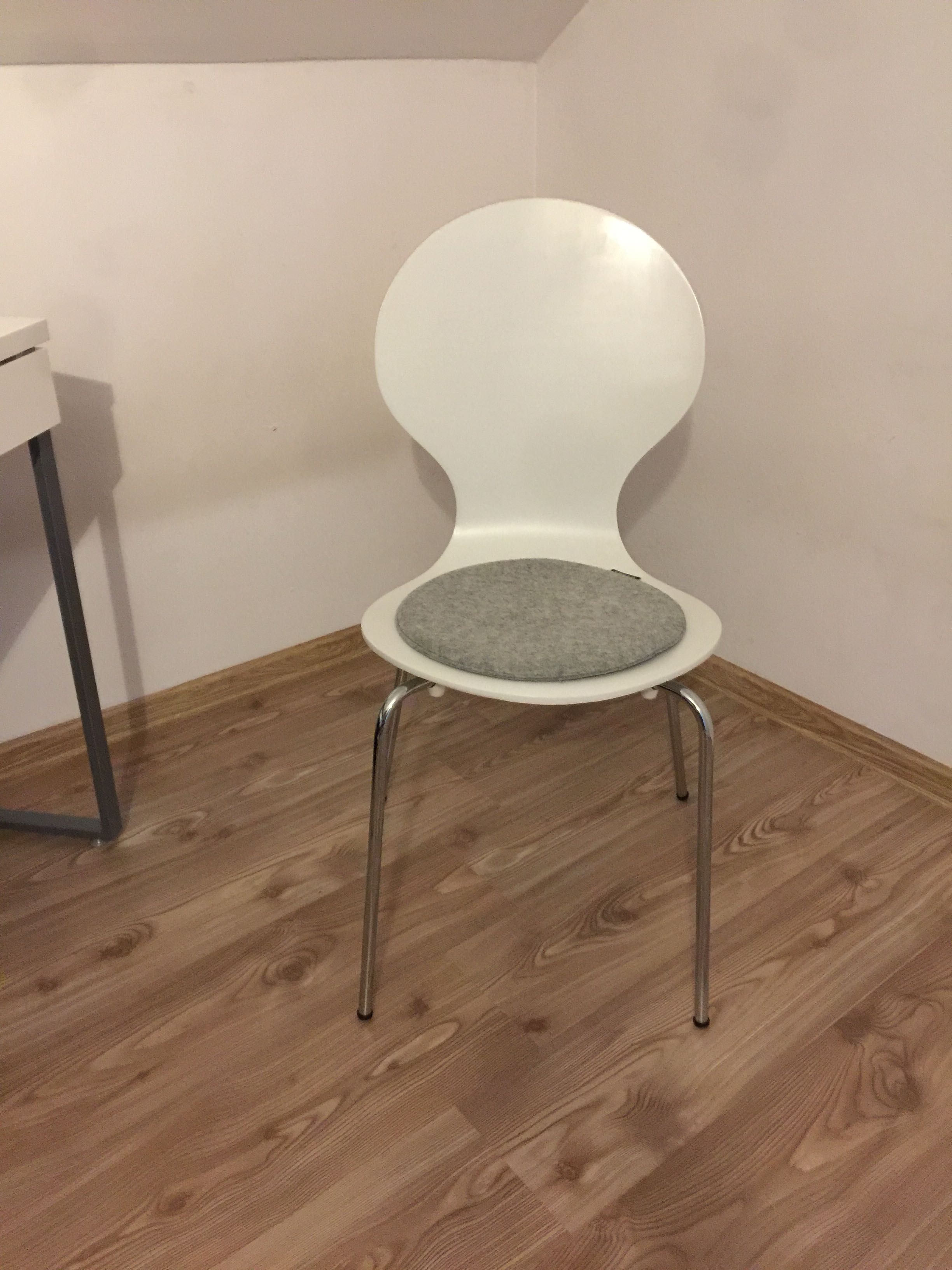 Białe krzesło na metalowych nogach