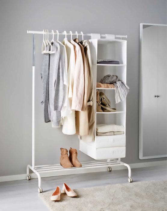 Напольна вішалка - стійка, містить колеса