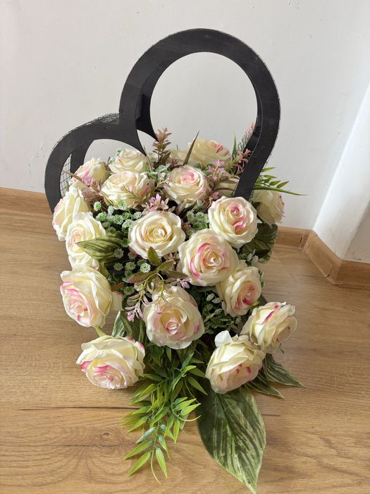 Stroik na cmentarz - koszyk w kształcie serca