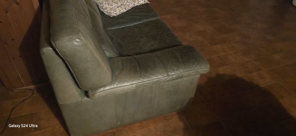 Sofá (verde) em pele 2 lugares