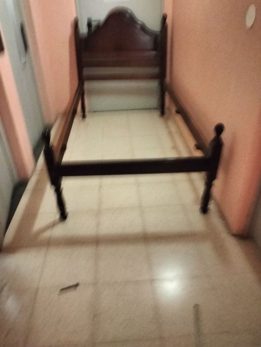 Cama solteiro em madeira