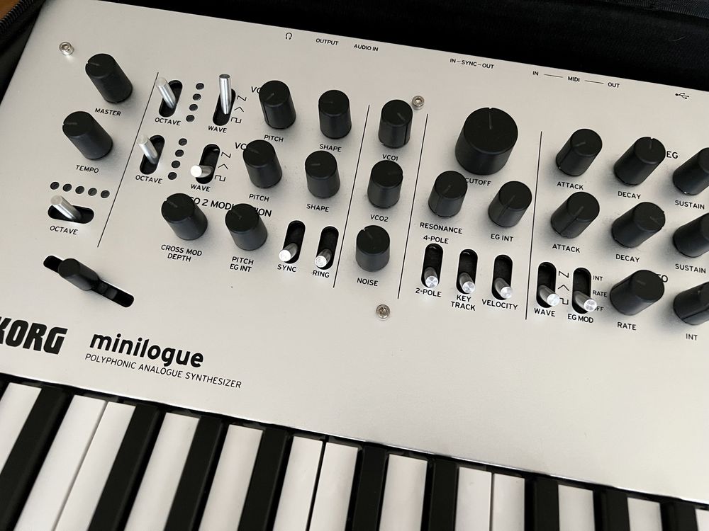 Korg MINILOGUE + Оригінальний чохол