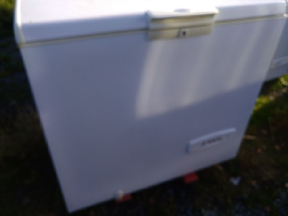 Duźa zamrażarka skrzyniową 260 l