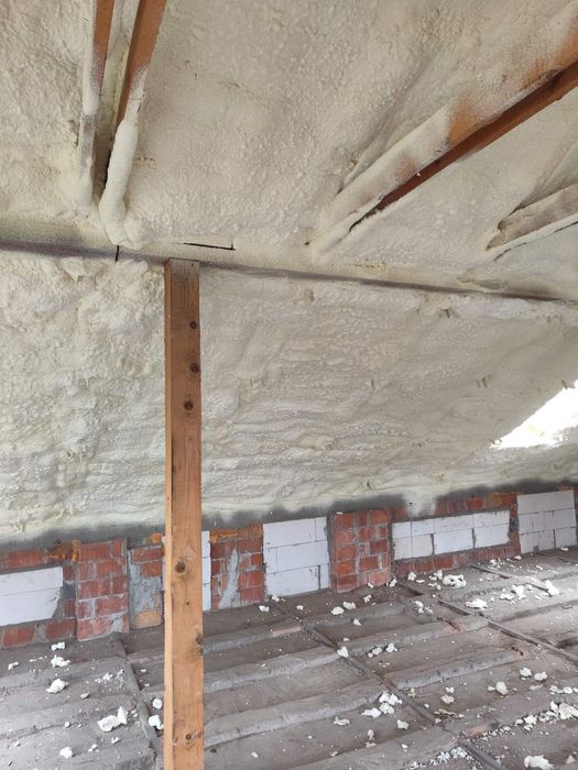 Ocieplane poddasza piana Pur . Izolacje natryskowe Pur. piana Pur