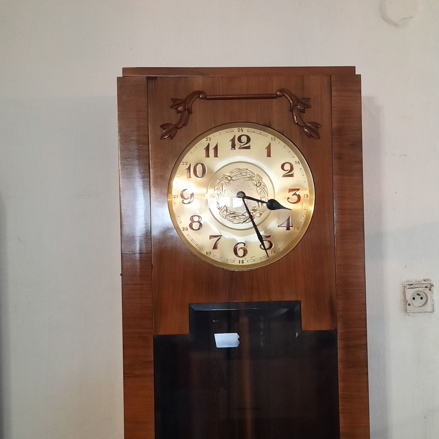 Elegancki zegar podłogowy w stylu Art Deco w orzechu