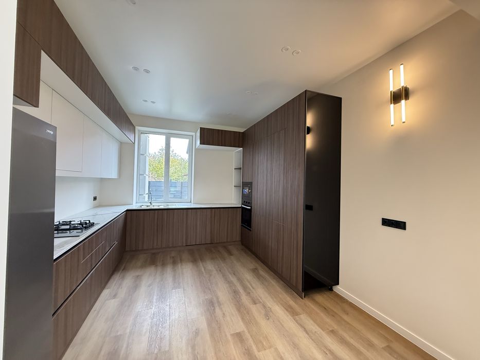 Продам сучасний будинок у передмісті. Ніхто не проживав