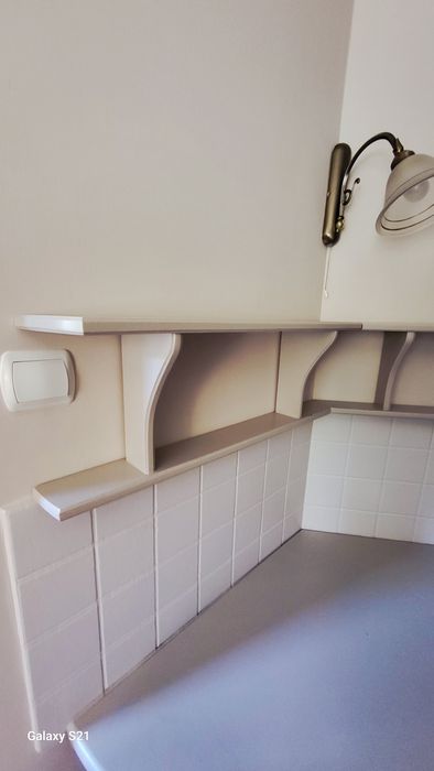 Krzesła, stół i szafki z drewna