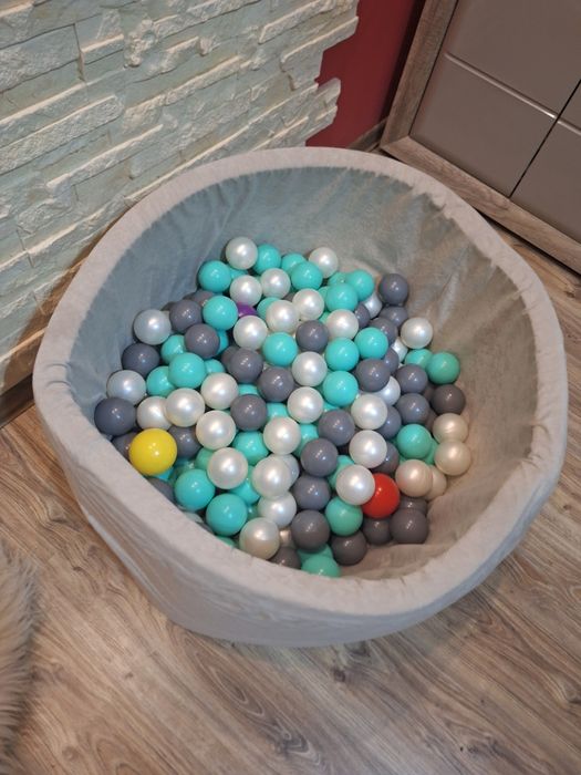 Suchy basen z piłkami