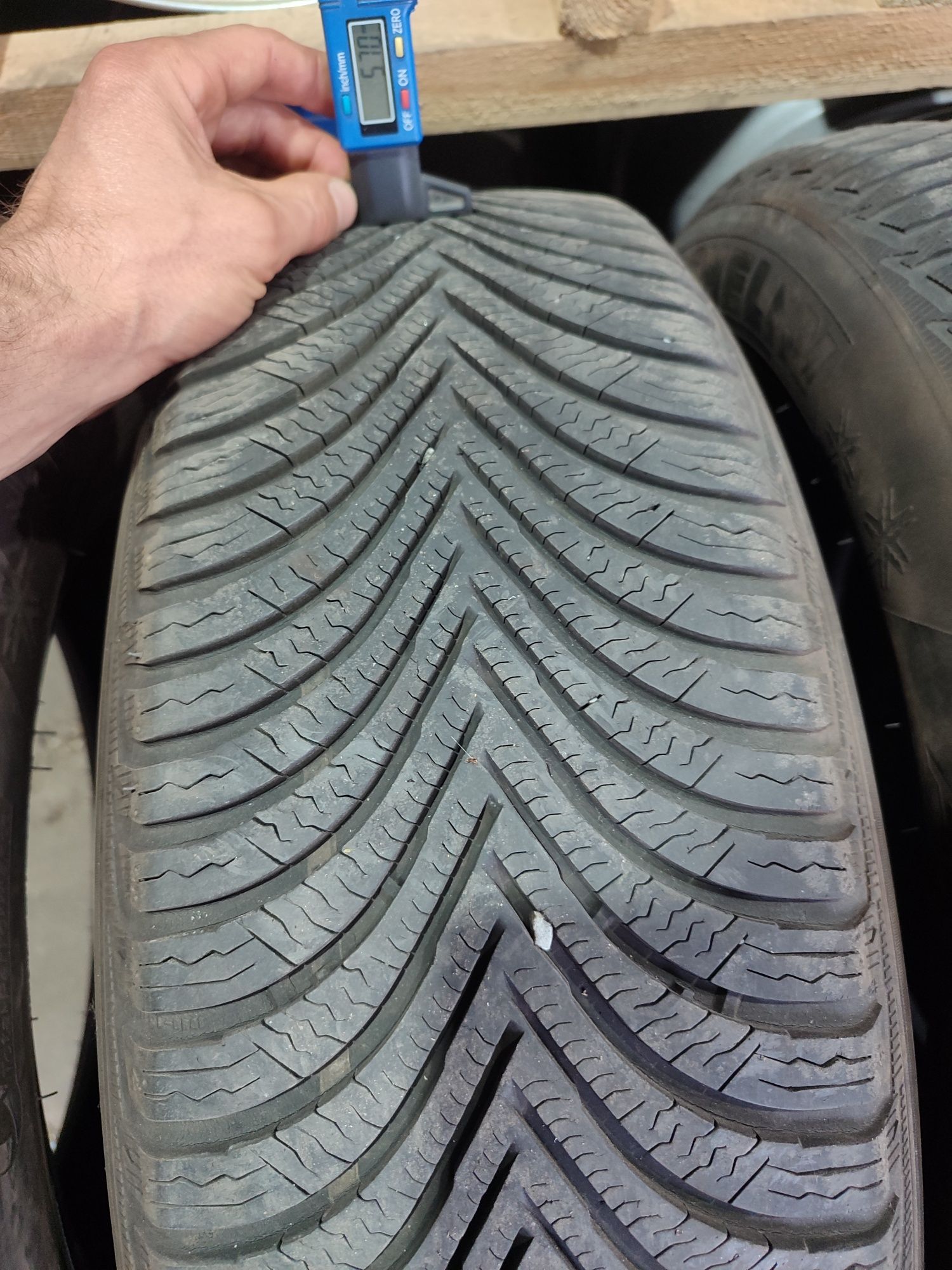 Резина зима 215.65.17 michelin