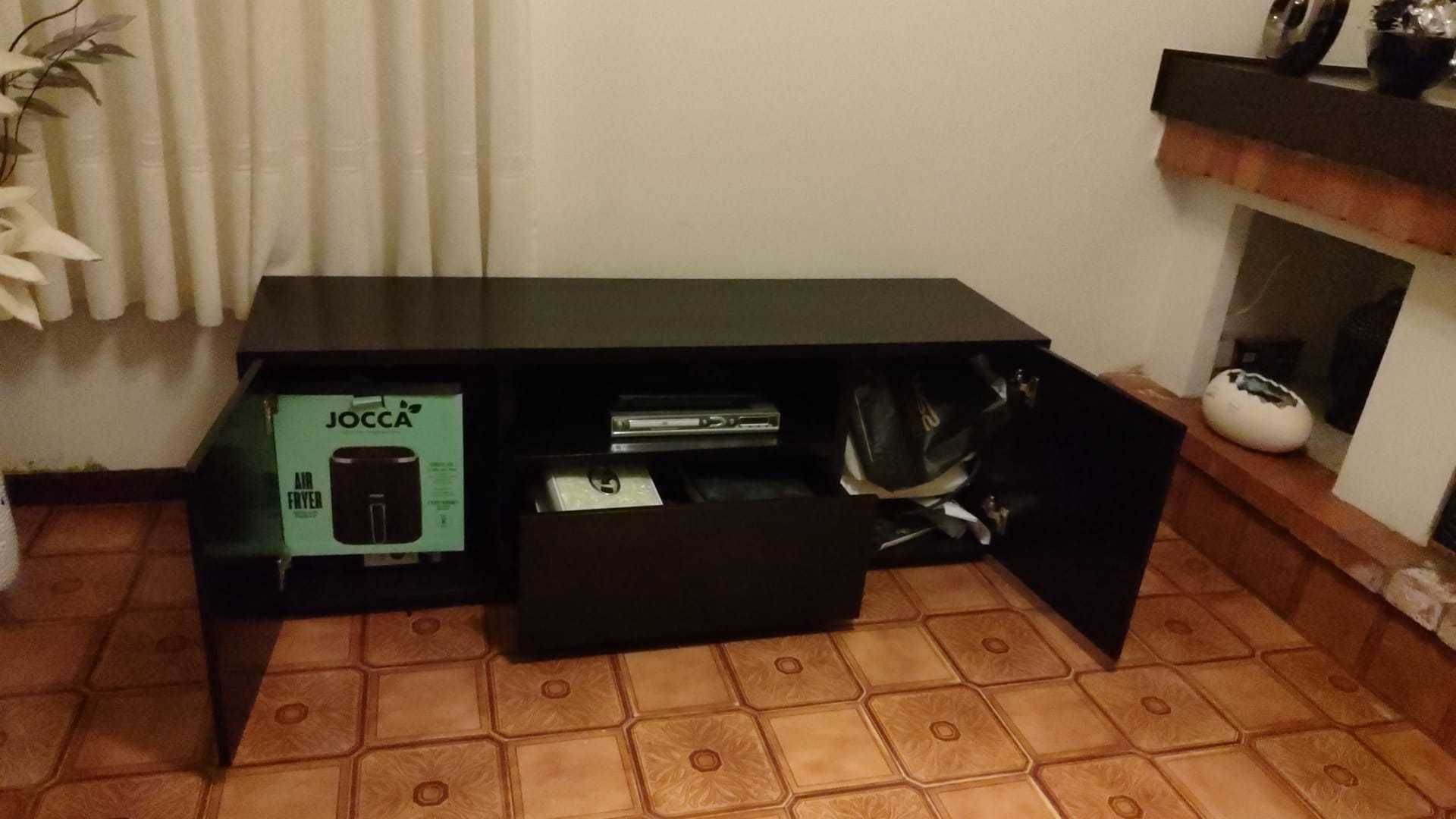 Móvel de sala com arrumos