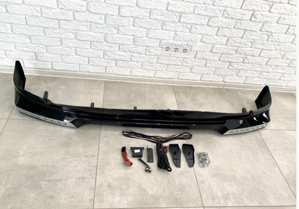 Губа на бампер юбка Toyota Land Cruiser 200 рестайлинг 2012+ с диодами