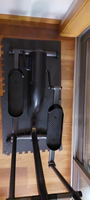 Bicicleta elíptica de treino com protector de chão