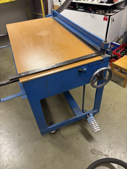 gilotyna 125 cm do papieru, tektury, cienkiej blachy, koła, żeliwna FV