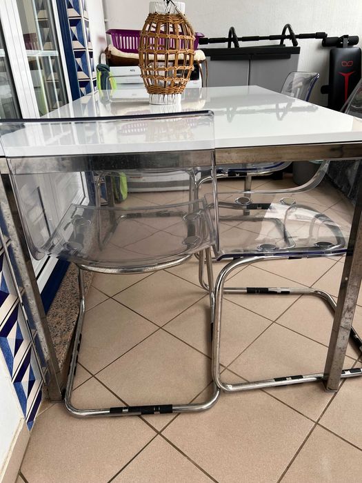 Mesa cozinha 1,35mX0,85m com 4 cadeiras acrílico
