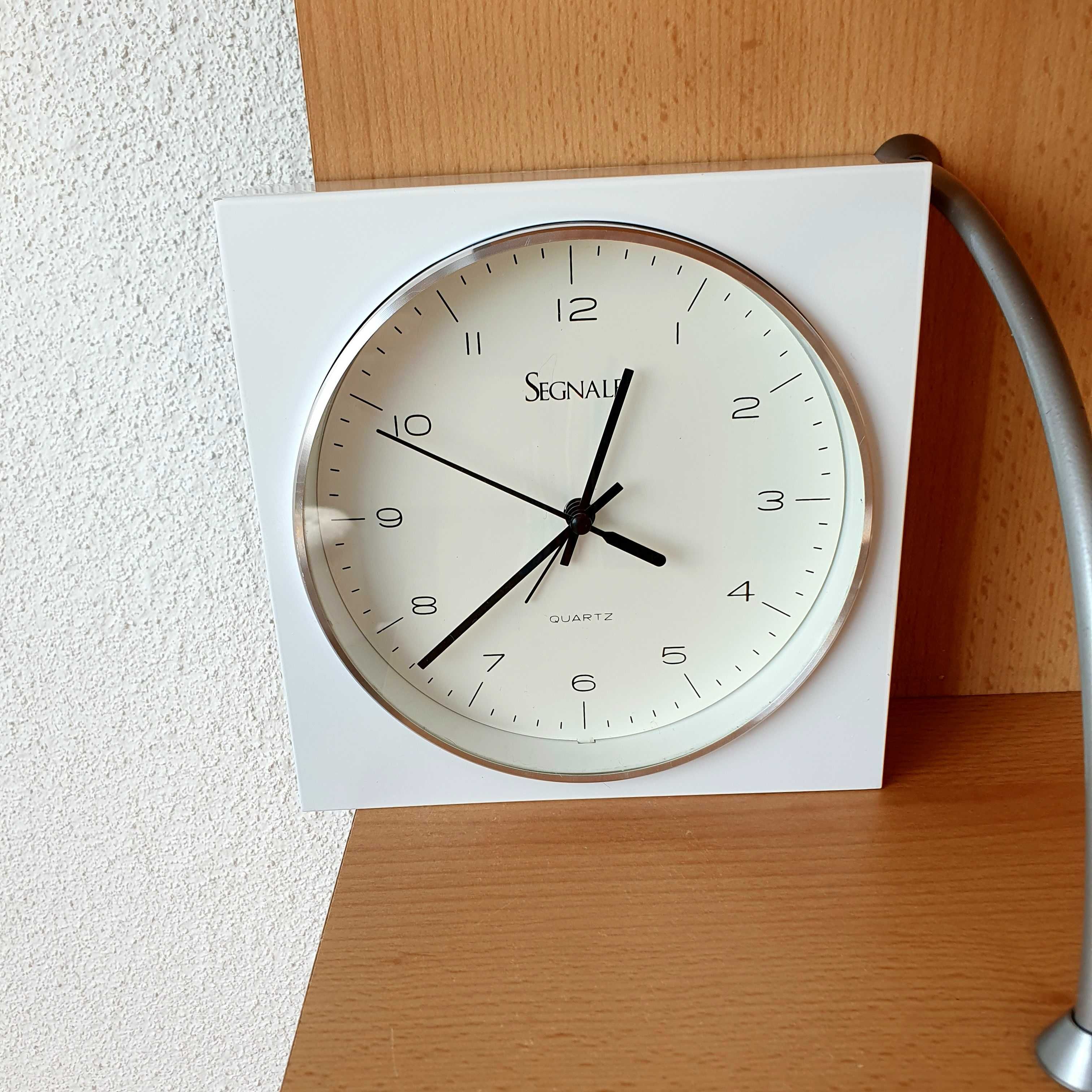 Biały zegar stojący budzik