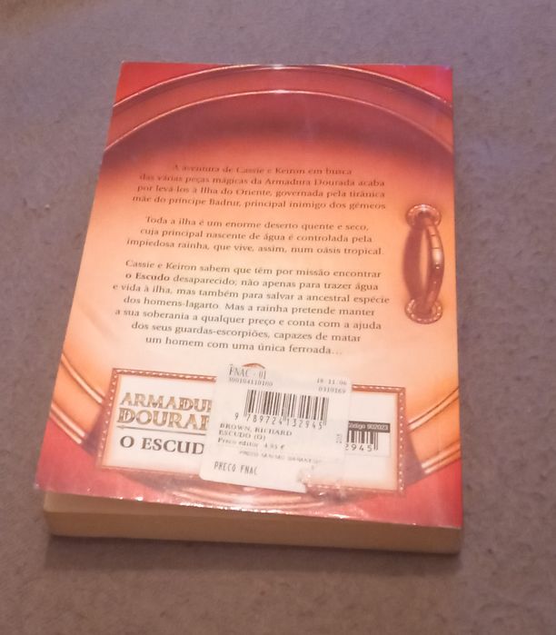 Livro A Armadura Dourada "O Escudo" Usado