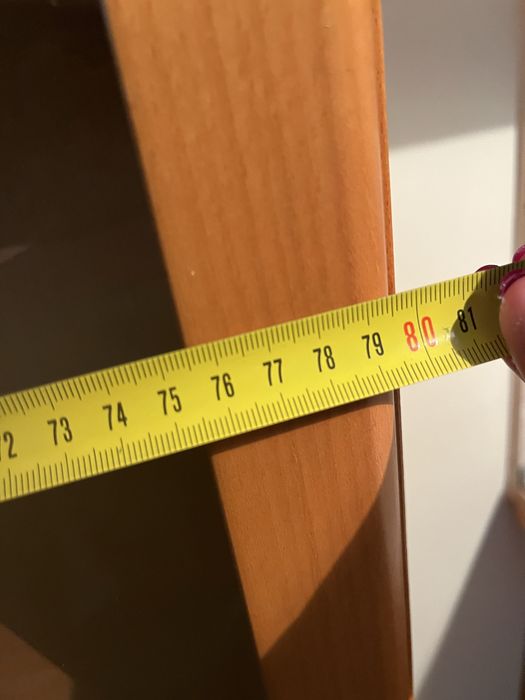 Regal ze szkalnymi drzwiami