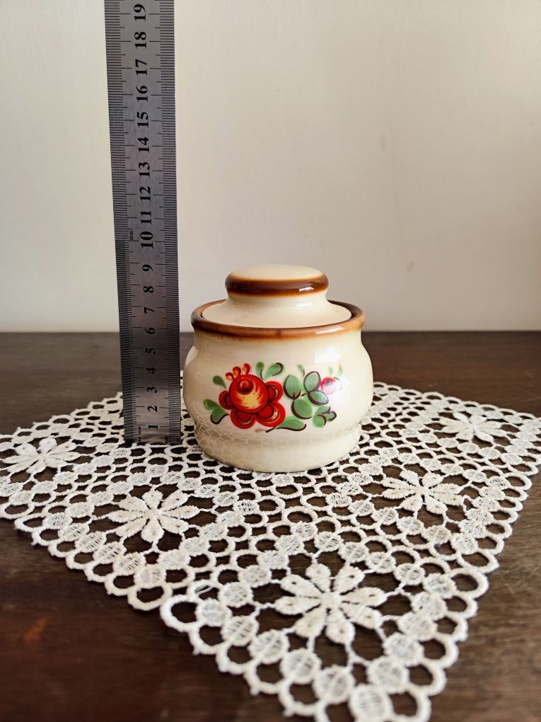 Urokliwa cukiernica z porcelitu. Tułowice made in  Poland PRL